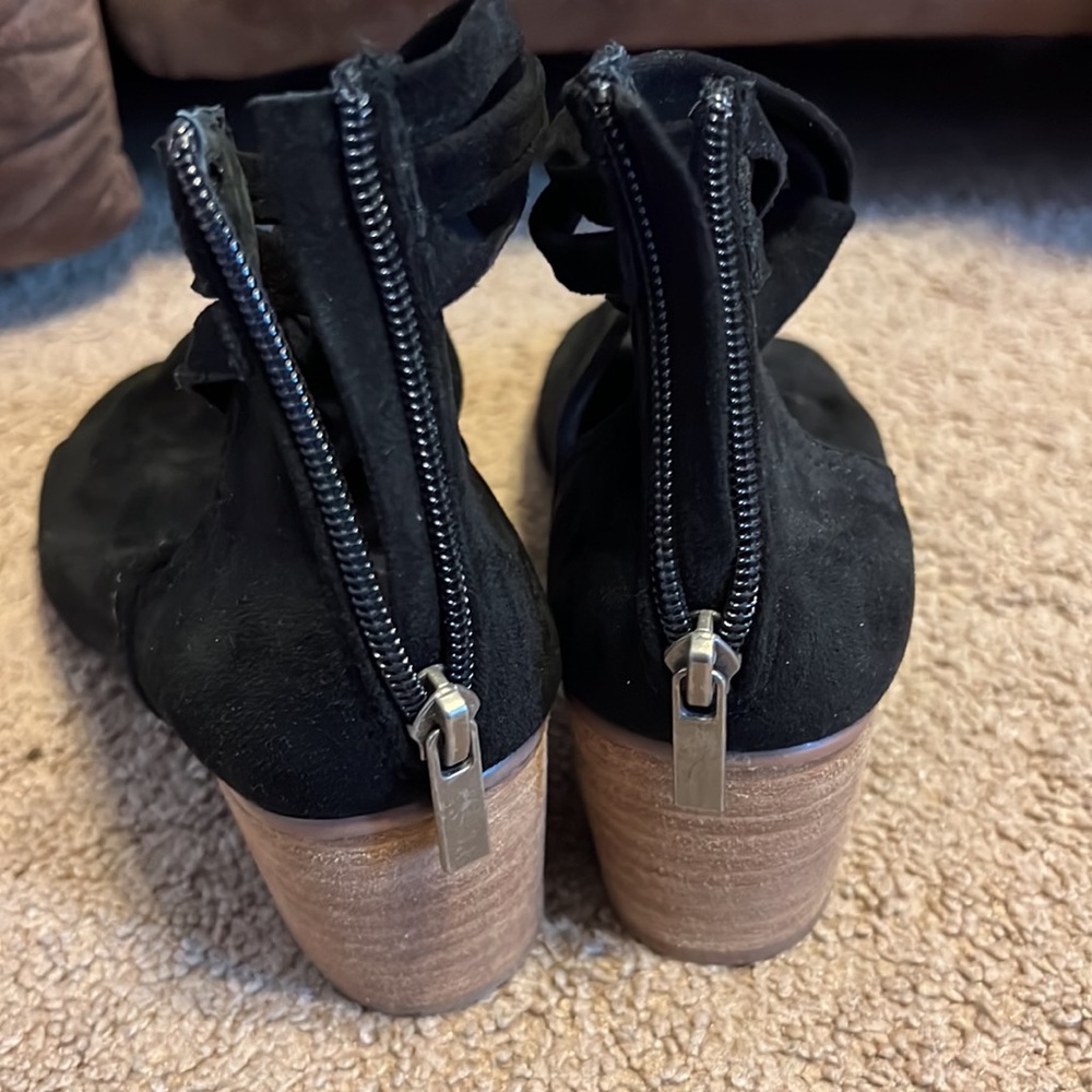 Heels - Picture 4 of 4